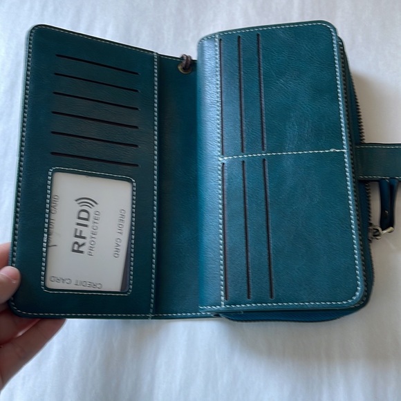 CHARM INFINITE Waxy PU Leather RFID Blocking Long Wallet Wrist Strap, green - Picture 3 of 6